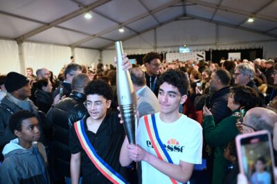 Personne de la foule portant la flamme olympique - Agrandir l'image 6 sur 6, fenêtre modale