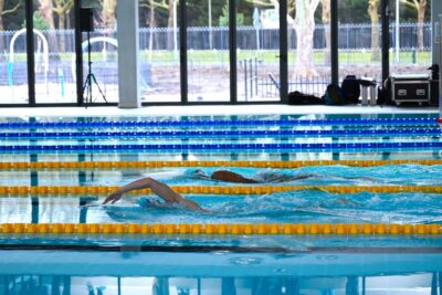 Personnes nageant dans le bassin - Agrandir l'image 2 sur 6, fenêtre modale